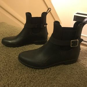 Black ankle rain boots